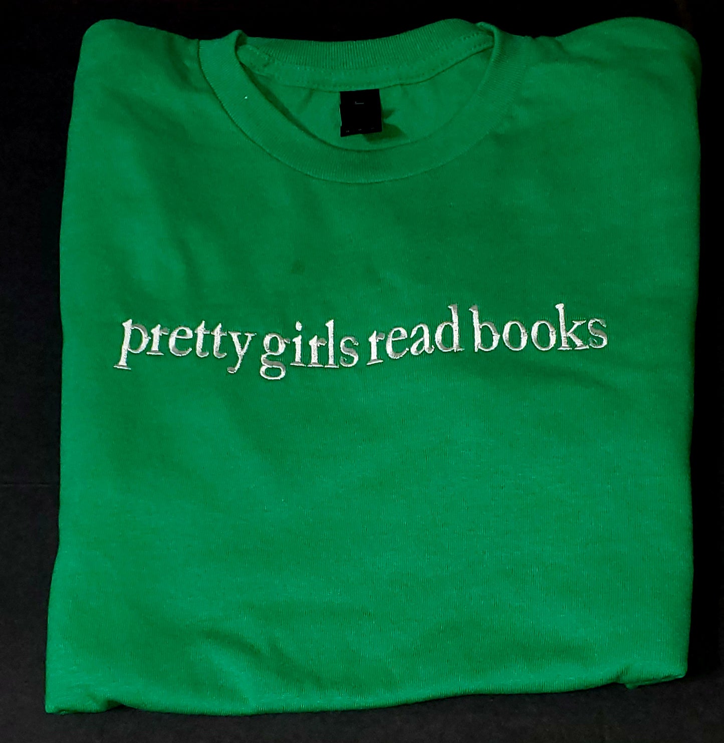 PRETTY GIRLS READ BOOKS